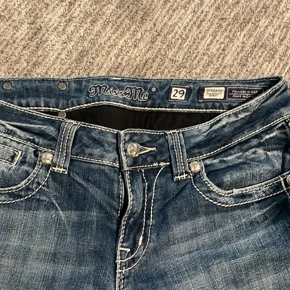 Miss Me boot cut jeans with diamond pockets and on the back waist band. - Picture 2 of 5